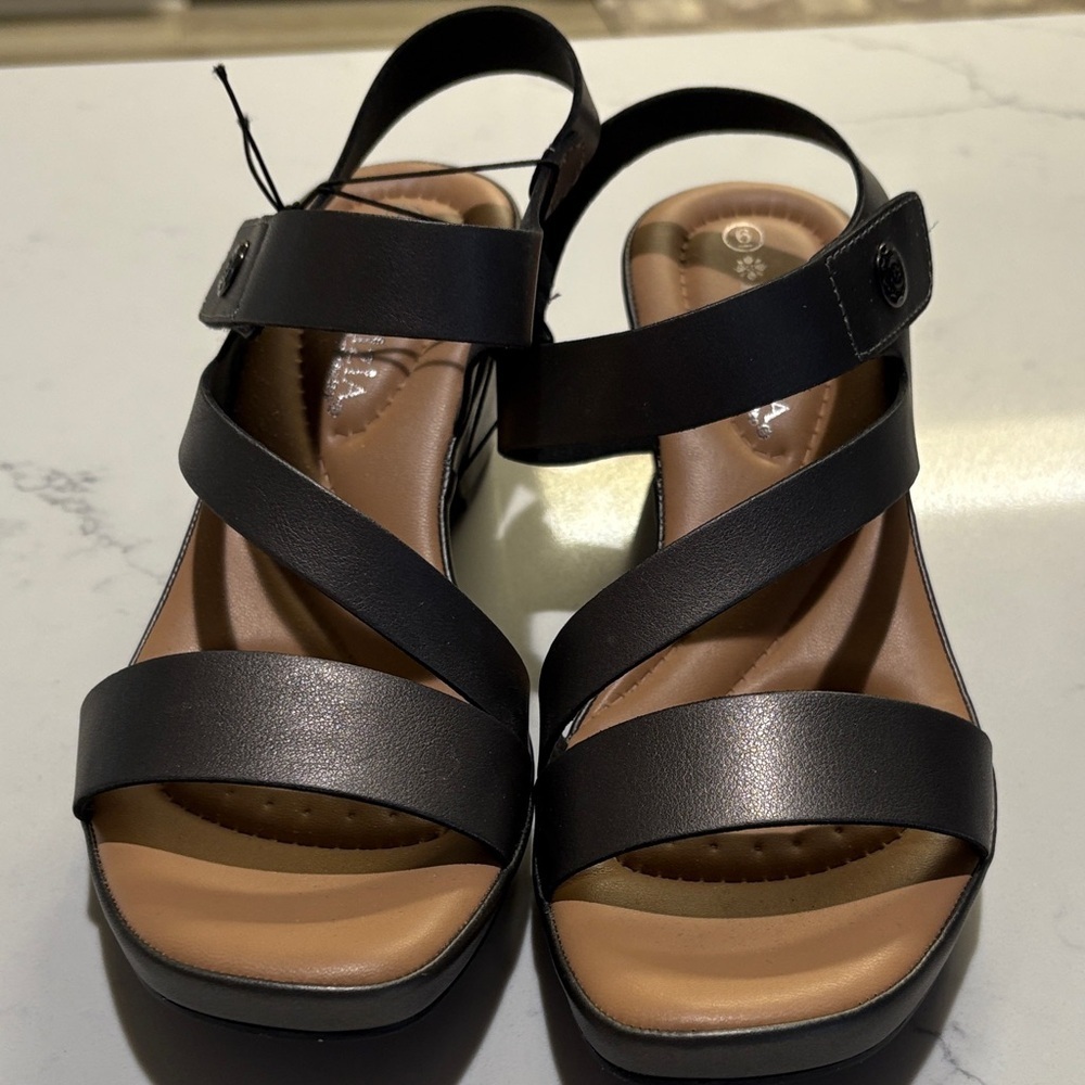 Chic  Strappy Women's Sandals New never worn - Picture 7 of 8